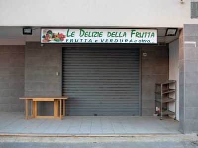 Si tratta comunque di una zona dove la �vita� stenta ancora a farsi largo. In zona del resto � presente un�unica attivit� commerciale: un fruttivendolo